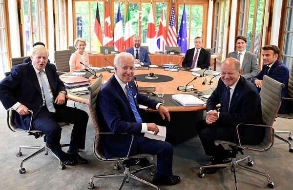 G7サミット・ワーキングセッションで円卓を囲む各国首脳（ドイツ・バイエルン州、26日） - Sputnik 日本