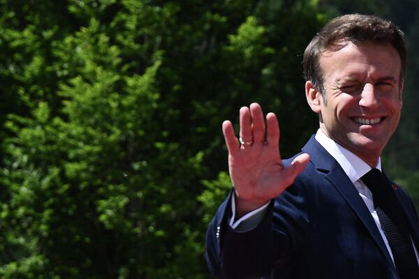 報道陣に手を振るフランスのエマニュエル・マクロン大統領（ドイツ・バイエルン州、26日） - Sputnik 日本
