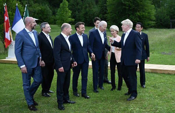 集合写真撮影後、各国首脳らと話す英国のボリス・ジョンソン首相（ドイツ・バイエルン州、26日） - Sputnik 日本