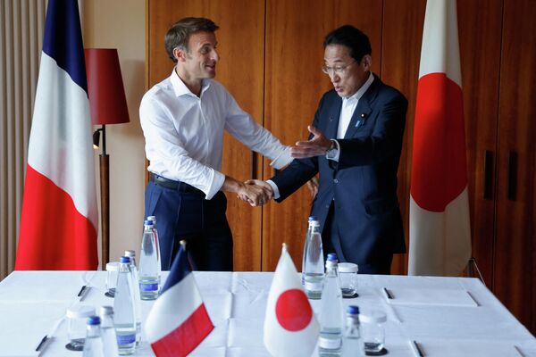 二国間会談で握手を交わすフランスのエマニュエル・マクロン大統領と日本の岸田文雄首相（ドイツ・バイエルン州、26日） - Sputnik 日本