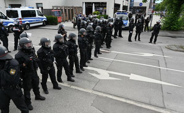 ガルミッシュ＝パルテンキルヒェで行われたG7サミットに反対するデモで、道路を封鎖する警察（ドイツ・バイエルン州、26日） - Sputnik 日本