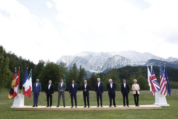 （左から）G7サミットに出席した欧州理事会のシャルル・ミシェル議長、イタリアのマリオ・ドラギ首相、カナダのジャスティン・トルドー首相、フランスのエマニュエル・マクロン大統領、ドイツのオラ・ショルツ首相、米国のジョー・バイデン大統領、英国のボリス・ジョンソン首相、日本の岸田文雄首相、欧州委員会のウルズラ・フォン・デア・ライエン委員長（ドイツ・バイエルン州、26日） - Sputnik 日本