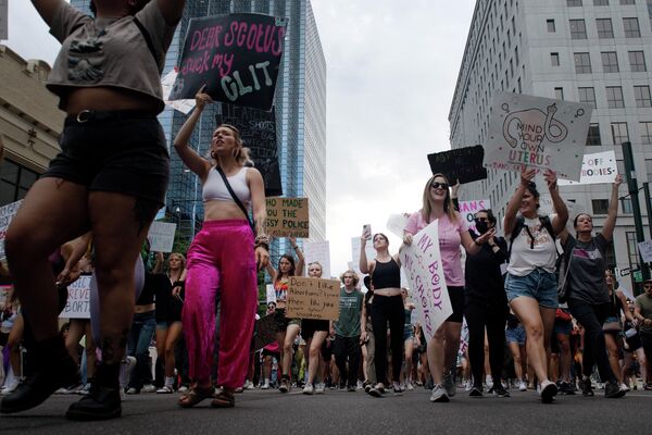 中絶禁止法に反対する抗議デモで行進する反対派の活動家（米コロラド州・デンバー、27日） - Sputnik 日本