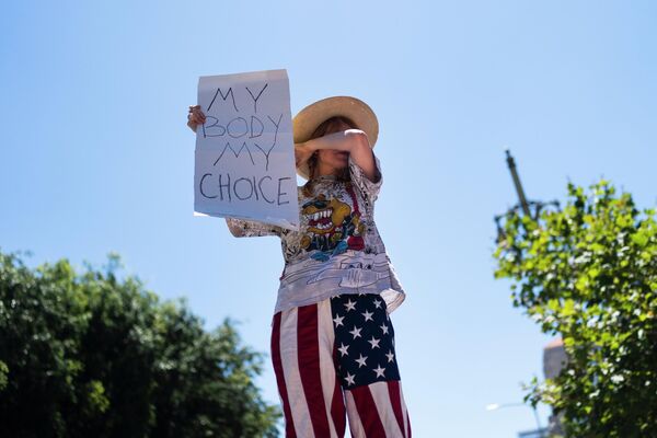 中絶禁止法に反対する抗議デモで、涙を拭う女性（米カリフォルニア州・ロサンゼルス、24日） - Sputnik 日本