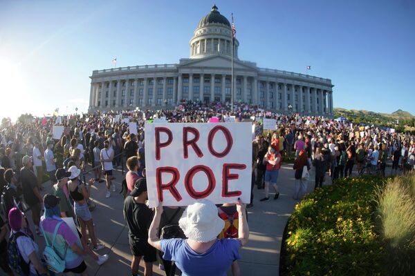 ユタ州会議事堂前で、中絶禁止法に反対する抗議デモに参加する人々（米ユタ州・ソルトレイクシティ、27日） - Sputnik 日本