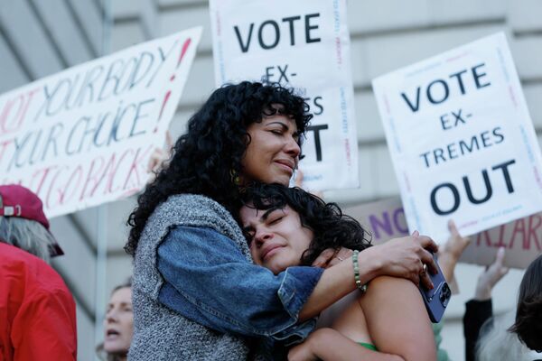 市庁舎前で中絶禁止法に反対する抗議デモに参加する人々（米カリフォルニア州・サンフランシスコ、24日） - Sputnik 日本