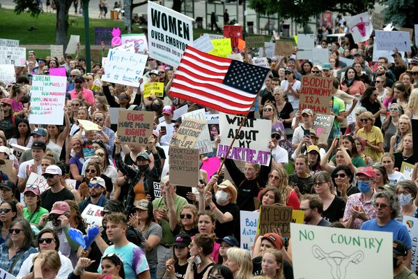 コロラド州会議事堂前で、中絶禁止法に反対する抗議デモに参加する反対派の活動家（米コロラド州・デンバー、27日） - Sputnik 日本