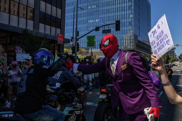 スパイダーマンのコスチューム姿で抗議デモに参加する市民（米カリフォルニア州・ロサンゼルス、26日） - Sputnik 日本