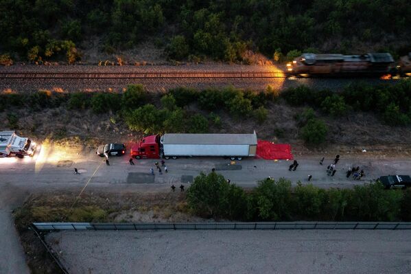 中からメキシコの移民とみられる46人の遺体が見つかった大型トレーラー（米テキサス州・サンアントニオ、27日） - Sputnik 日本