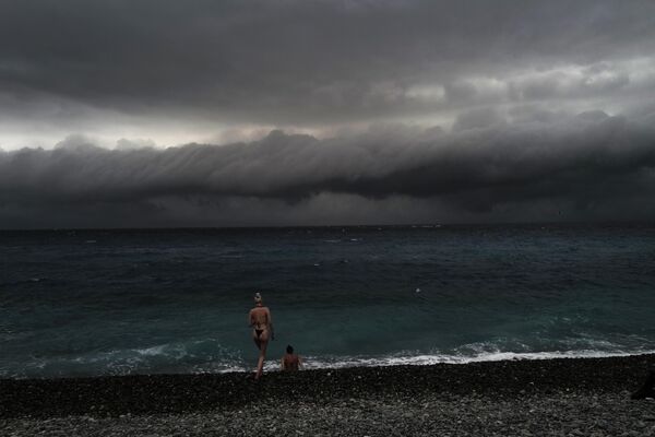 ビーチから嵐の前の雲を眺める海水浴客（フランス・ニース） - Sputnik 日本