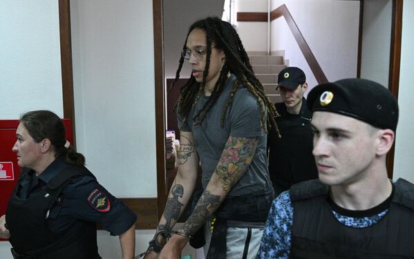 大麻所持の疑いで拘束され、予備審問に出廷する米女子バスケットボール選手のブリトニー・グライナー氏（ロシア・モスクワ州、27日） - Sputnik 日本