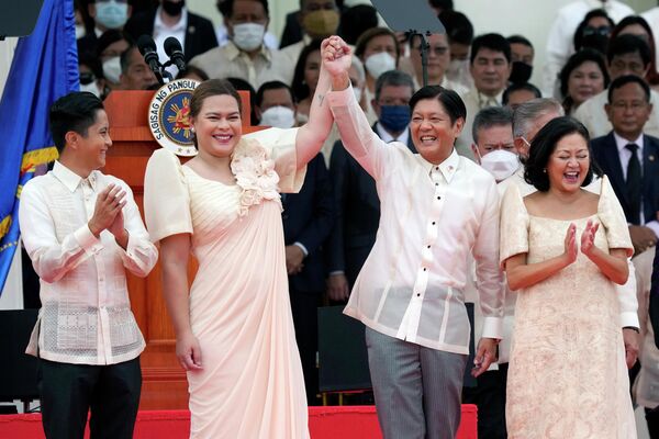 大統領就任式で挨拶するフェルディナンド・マルコス・ジュニア新大統領（中央右）と、ロドリゴ・ドゥテルテ前大統領の娘、サラ・ドゥテルテ副大統領（中央左）（フィリピン・マニラ、30日） - Sputnik 日本