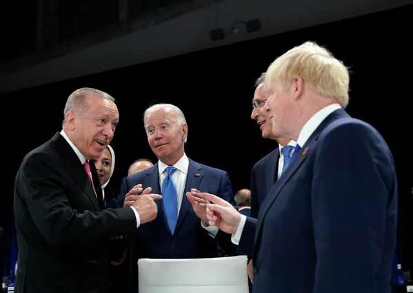 （左から）NATO首脳会議で円卓会議を行うトルコのレジェップ・タイイップ・エルドアン大統領、米国のジョー・バイデン大統領、NATOのイェンス・ストルテンベルグ事務総長（スペイン・マドリード、29日） - Sputnik 日本