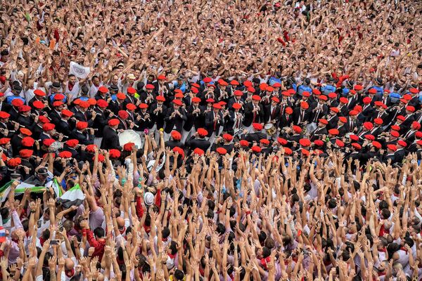 サン・フェルミン祭の開幕式で演奏する市の音楽隊と歓声を上げる市民（スペイン・パンプローナ、6日） - Sputnik 日本