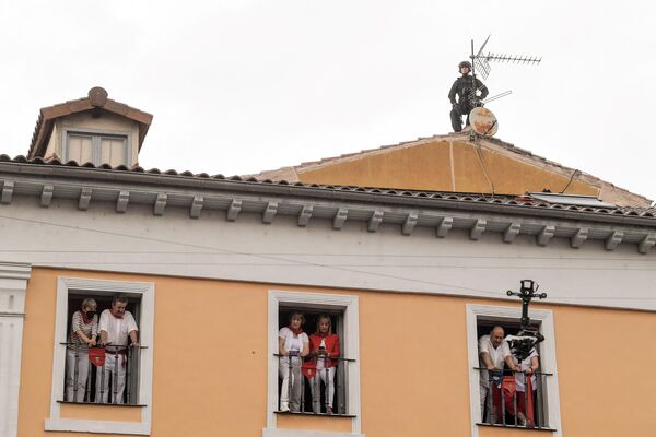 バルコニーから開幕式を見物する市民と屋根の上から見張る警察（スペイン・パンプローナ、6日） - Sputnik 日本