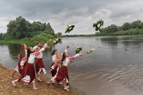 スラブ圏の夏至祭「イワン・クラパの日」に、民族衣装を着て川へ花輪を投げ入れる女性ら（ベラルーシ・パリチ、6日） - Sputnik 日本