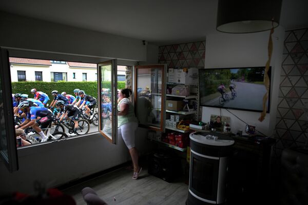 ツール・ド・フランス第4ステージで、自宅の窓から選手たちを応援する女性（フランス・ダンケルク、5日） - Sputnik 日本