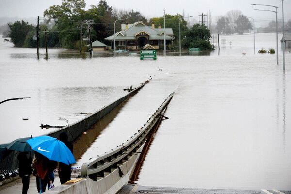 豪雨で浸水した家を眺める市民（オーストラリア・ニューサウスウェールズ州ウィンザー、6日） - Sputnik 日本