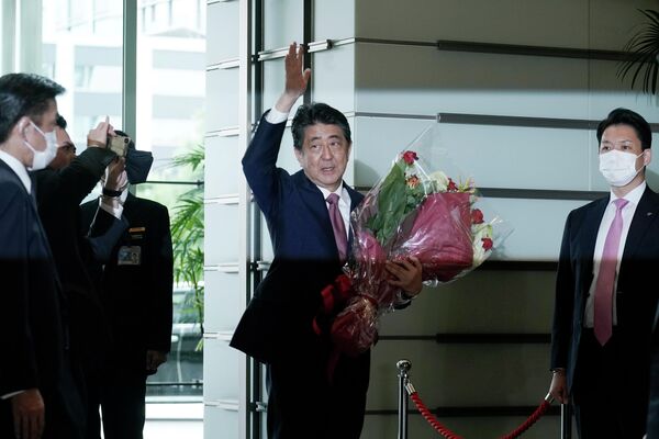 首相を辞任し、首相官邸を出て報道陣に手を振る安倍晋三元首相（2020年9月16日） - Sputnik 日本