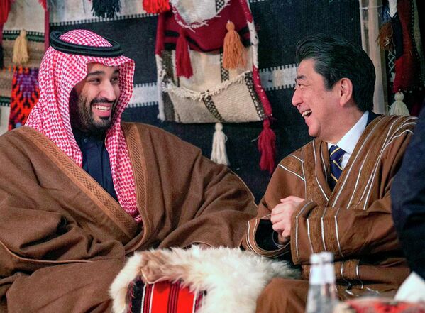 サウジアラビアのムハンマド・ビン・サルマン皇太子と談笑する安倍晋三元首相（サウジアラビア・メディナ州、2020年1月12日） - Sputnik 日本