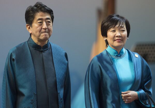APEC首脳会議で、中国の民族衣装の要素を取り入れた衣装で写真撮影に臨む安倍晋三元首相と昭恵夫人（中国・北京、2014年11月10日） - Sputnik 日本