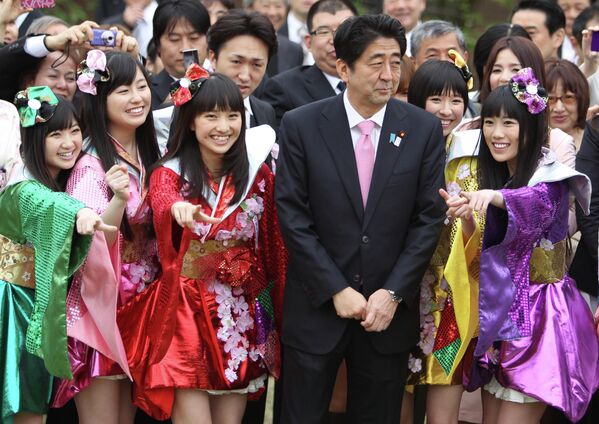 東京・新宿御苑で開かれた「桜を見る会」で、アイドルグループ「ももいろクローバーZ」のメンバーと並ぶ安倍晋三元首相（2013年4月20日） - Sputnik 日本