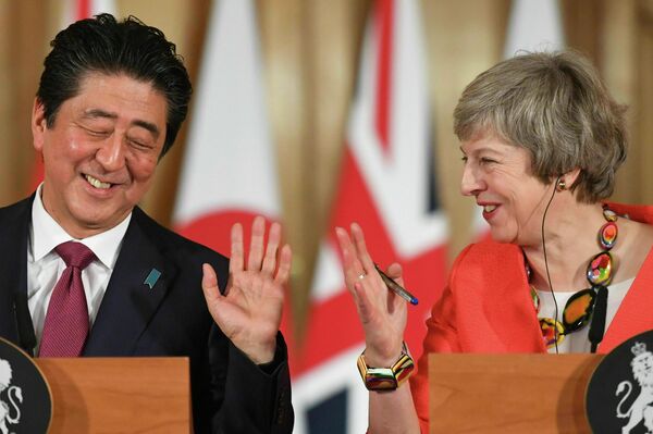 ダウニング街10番地（首相官邸）で行われた日英首脳会談でテリーザ・メイ元首相と顔を合わせる安倍晋三元首相（2019年1月10日） - Sputnik 日本