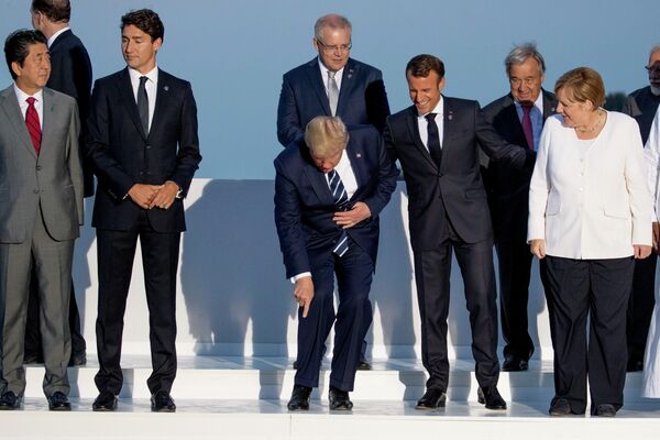 （左から）G7サミットで、来賓との写真撮影に臨む安倍晋三元首相、カナダのジャスティン・トルドー首相、米国のドナルド・トランプ前大統領、フランスのエマニュエル・マクロン大統領、ドイツのアンゲラ・メルケル元首相（フランス・ビアリッツ、2019年8月25日） - Sputnik 日本