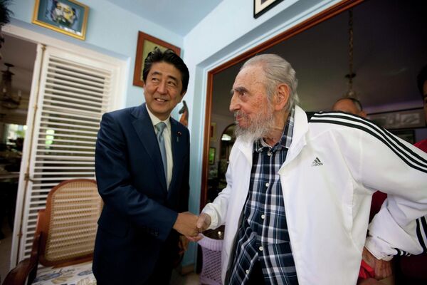 キューバのフィデル・カストロ前国家評議会議長と握手を交わす安倍晋三元首相（2016年9月22日） - Sputnik 日本