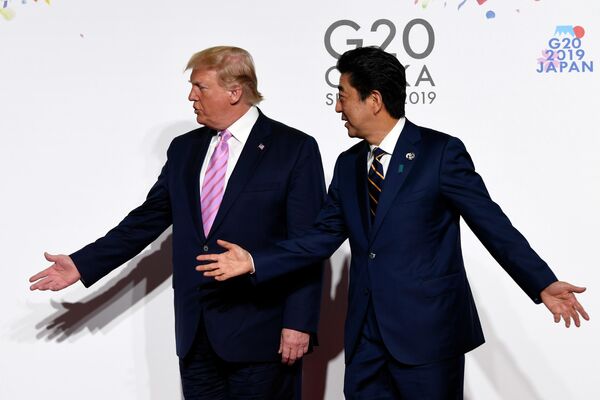 大阪開催のG20サミットで米国のドナルド・トランプ前大統領と会談する安倍晋三元首相（2019年6月28日） - Sputnik 日本