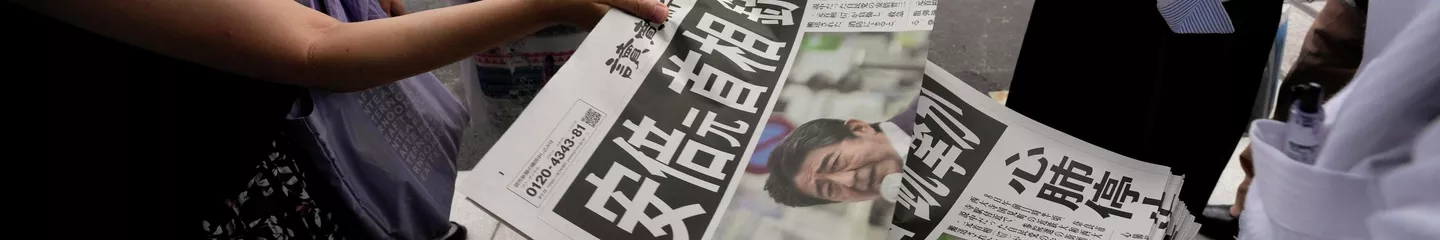 An employee distributes extra editions of the Yomiuri Shimbun newspaper reporting on Japan's former Prime Minister Shinzo Abe was shot, Friday, July 8, 2022, in Tokyo. Japan's former Prime Minister Shinzo Abe was shot during a campaign speech Friday in western Japan and was airlifted to a nearby hospital but he was not breathing and his heart had stopped, officials said.  - Sputnik 日本