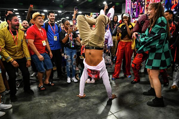 「フロリダ・スーパーコン」で踊るコスプレイヤーたち（米フロリダ州・マイアミビーチ、9日） - Sputnik 日本