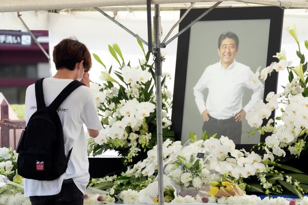 献花台に花を供え祈りを捧げる男性 - Sputnik 日本