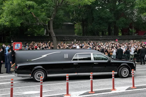葬儀後、安倍元首相の棺を乗せて増上寺を出発する車(東京都・港区、12日) 葬儀後、安倍元首相の棺を乗せて増上寺を出発する車(東京都・港区、12日) - Sputnik 日本