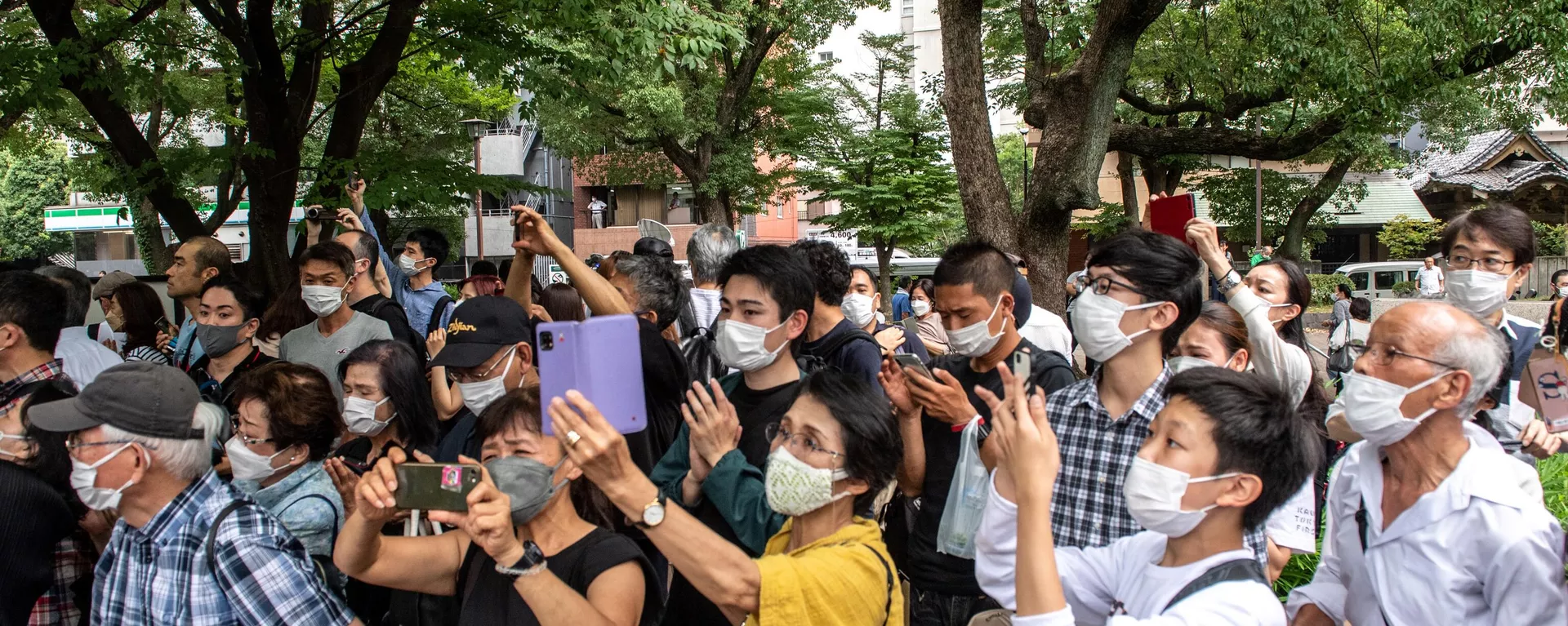 増上寺周辺で安倍元首相の出棺を見送る弔問客（東京都・港区、12日） - Sputnik 日本, 1920, 12.07.2022