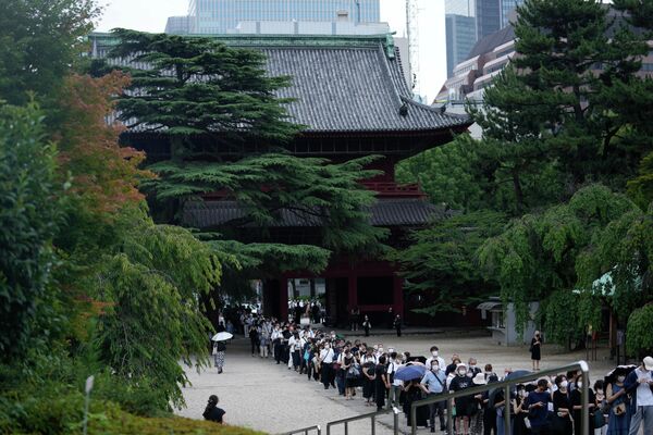 増上寺へ参拝に訪れ、列を作る弔問客（東京都・港区、12日） - Sputnik 日本