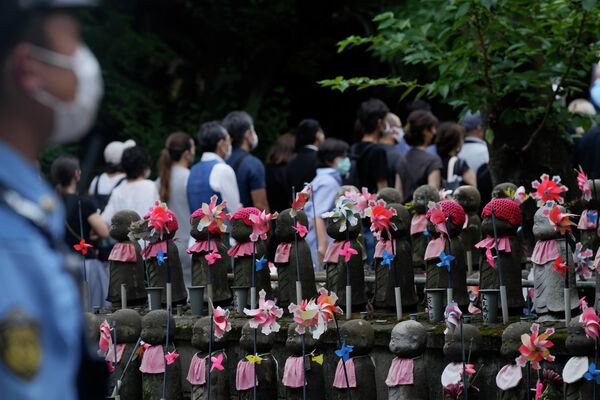増上寺で、千躰子育地蔵尊に沿って参拝を待つ弔問客（東京都・港区、12日） - Sputnik 日本