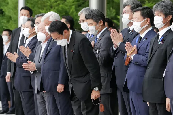 首相官邸で安倍元首相の出棺を見送る岸田文雄首相と政府関係者ら(東京都・千代田区、12日) 首相官邸で安倍元首相の出棺を見送る岸田文雄首相と政府関係者ら(東京都・千代田区、12日) - Sputnik 日本