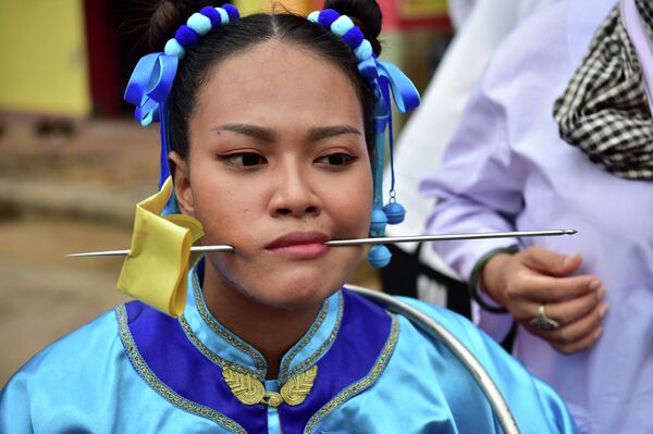 華人廟「ゴウ・レンチー」で行われた恒例行事で、頬に串を刺す女性（タイ・ナラティワート県、13日） - Sputnik 日本