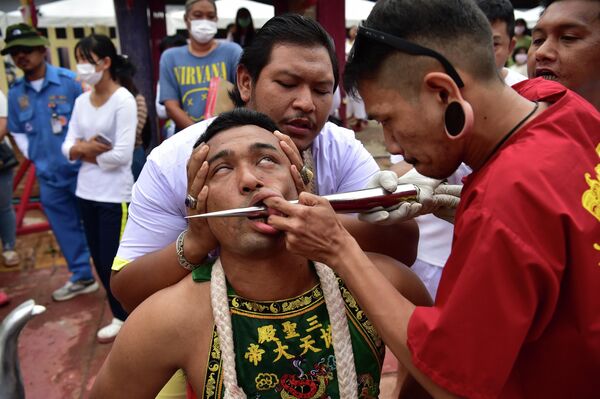 華人廟「ゴウ・レンチー」で行われた恒例行事で、頬に剣を刺される男性（タイ・ナラティワート県、13日） - Sputnik 日本