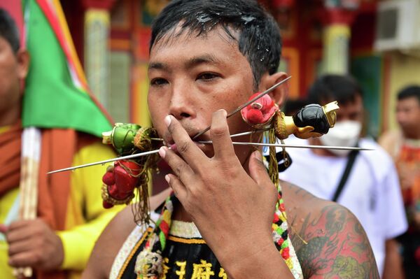 華人廟「ゴウ・レンチー」で行われた恒例行事で、複数の串を頬に刺す男性（タイ・ナラティワート県、13日） - Sputnik 日本