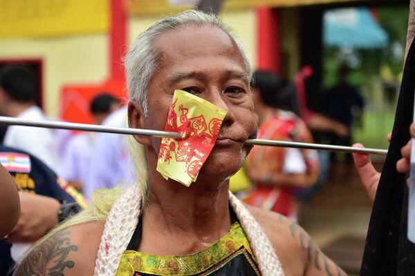華人廟「ゴウ・レンチー」で行われた恒例行事で、串を頬に刺す男性（タイ・ナラティワート県、13日） - Sputnik 日本