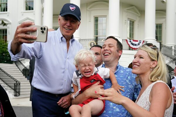 ホワイトハウスで行われた議会ピクニックで、ゲストと記念撮影をするジョー・バイデン米大統領（米ワシントン、12日） - Sputnik 日本