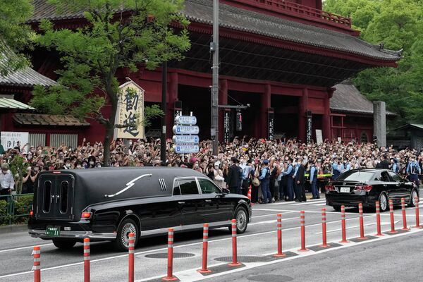 増上寺から出発する安倍元首相の棺を乗せた車を見送るため、沿道には多数の市民がつめかけた（7月の葬儀） - Sputnik 日本