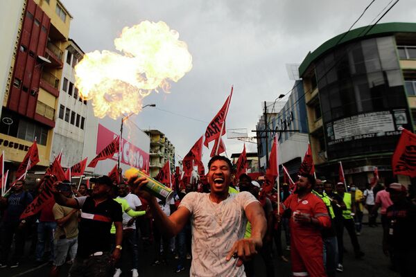 食料とガソリンの高騰に抗議するデモで、ガスボンベを噴射するデモ参加者（パナマ・パナマシティ、12日） - Sputnik 日本