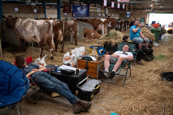 農業展示会「グレート・ヨークシャー・ショー」初日、牛舎で休息をとる出展者ら（英ヨークシャー州・ハロゲート、12日） - Sputnik 日本