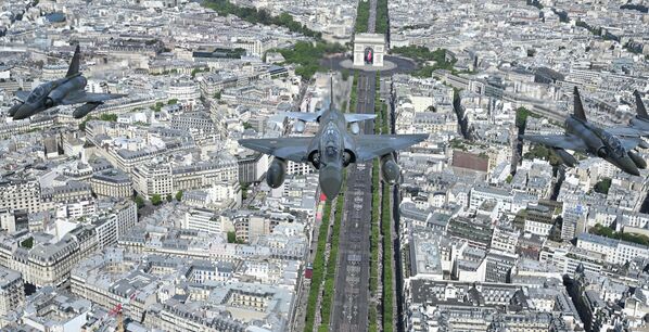 フランス革命記念日に行われた軍事パレードで、シャンゼリゼ通り上空を飛行するミラージュ2000戦闘機（フランス・パリ、14日） - Sputnik 日本