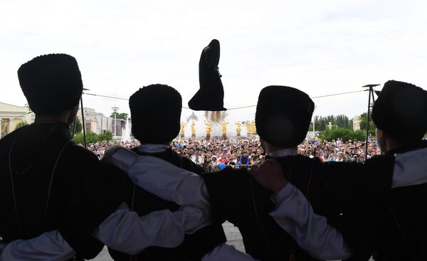 民族友好フェスティバルで綱渡りを披露するダゲスタン共和国の綱渡り師（ロシア・モスクワ、9日） - Sputnik 日本