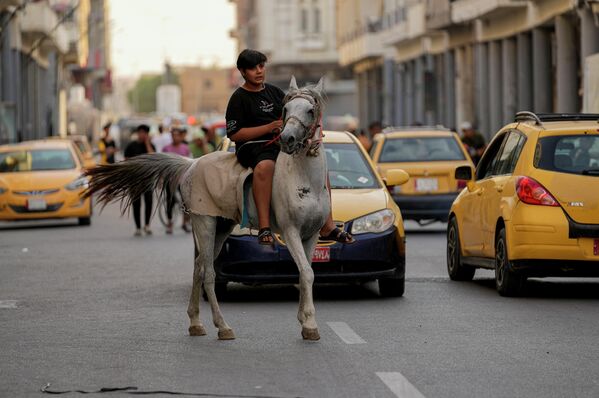 イスラム教の祝日イード・アル＝アドハーの最中、馬に乗るイラクの少年（イラク・バグダッド、11日） - Sputnik 日本