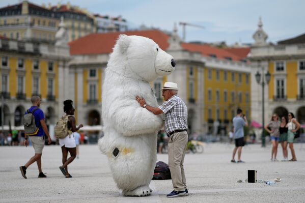 コメルシオ広場でシロクマの着ぐるみに話しかける男性（ポルトガル・リスボン、11日） - Sputnik 日本